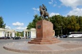 Памятник князю Олегу Рязанскому на Соборной площади. На заднем плане вход в Рязанский Кремль. title=